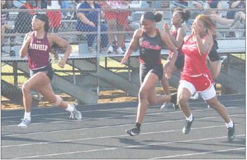 ABOVE: Na’Kayla Conner wins the 100m dash with a time of 12.699 to advance to the area track meet. BELOW: Damaya Willis, ShaKayla Johnson, Samayah Wiley and Jaci Abram take first in the 4x100m relay in the JV girls district track meet with a time of 53.585. Photos by Mitchell Pate/Fairfield Recorder