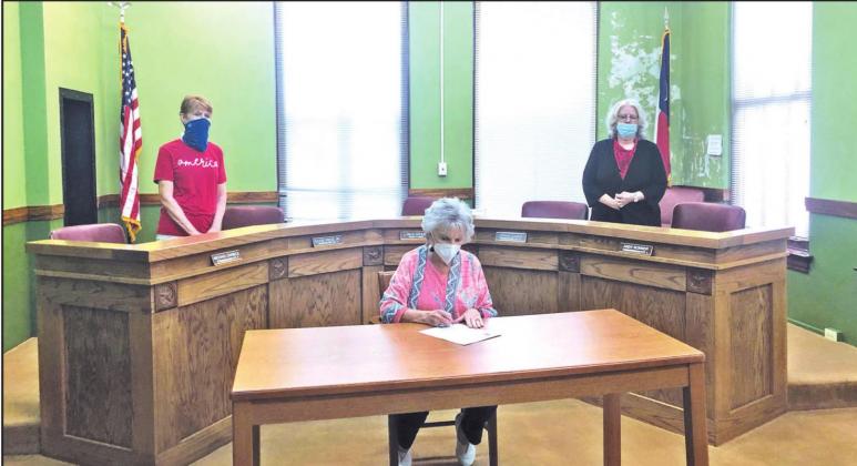 Freestone County Judge Linda Grant (center), along with members of the Jonathan Hardin Chapter of NSDAR, commemorated Constitution Week (Sept. 17-23) in Freestone County in a courthouse ceremony. Photo by Thomas Leffler
