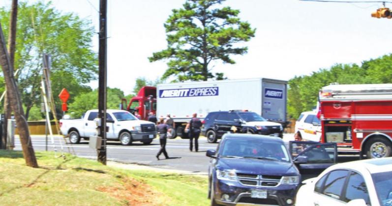 A hectic scene at the intersection of Highway 84 and Post Oak Road on June 17, in the aftermath of a crash resulting in the death of 43-yearold Fairfield resident, Larry Jason Rice. Photo by Thomas Leffler